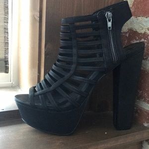 Strappy black thick-heeled shoes